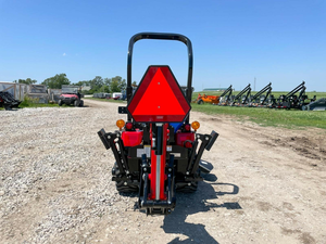 Nuevo Tractor Utilitario Branson 2515H de 24.7 HP con Tracción en las 4 Ruedas - Cargador BL90 y Retroexcavadora BH250 - Product Image 3