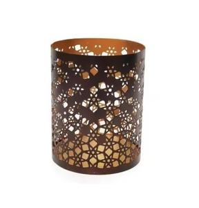 การผสมผสานที่ลงตัวของสไตล์และการใช้งานเชิงเทียนโลหะเพิ่มความสง่างามให้กับการตกแต่งภายในห้องใดๆ - Product Image 2