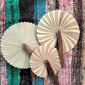 Abanico de Hojas de Palma Hecho a Mano, Abanico Decorativo Plegable de Hojas de Palma para Recuerdo de Fiesta de Boda, Logotipo de Vietnam Según Se Solicite - Sra. Violet - Product Image 2