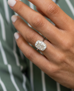 Bague de fiançailles solitaire Lurba Jewels en diamant de laboratoire taille coussin de 3,75 carats pour femme, en argent S925 plaqué rhodium, sertie clos, certifiée IGI - Product Image 3