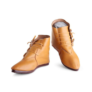 OEM vente en gros 100% chaussures médiévales en cuir véritable pour hommes accessoire rond avec fermeture à lacets pour les saisons d'été et d'hiver - Product Image 1
