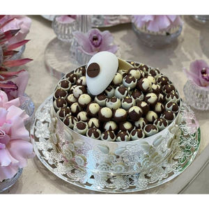 Plat de service à chocolat décoratif au design de luxe en métal argenté avec plateau pour mariages et occasions spéciales - Product Image 1