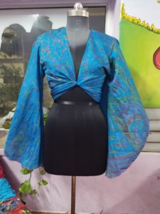 Elegante Top corto de seda modesto con cuello en V profundo, mangas largas de campana y corbata frontal envolvente, estilo informal, cómodo para el día o la noche - Product Image 2