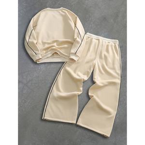 Sudadera de cuello redondo para hombre en beige marfil con ribete en contraste y pantalones Trackstar de pierna ancha con cordón a juego, marca privada OEM - Product Image 2