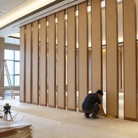 Cloison mobile pour salle de conférence d'hôtel d'affaires avec rail supérieur pour espaces de réunion flexibles