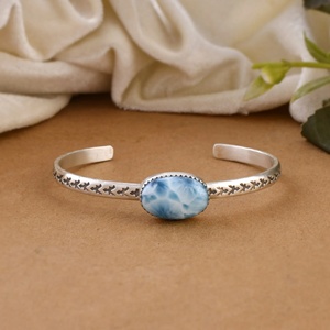 Larimar Mystic Lagoon กำไลข้อมือเงินแบบคลาสสิกสีเงิน92.5ผิวด้านที่สลับซับซ้อนหินสีฟ้าสีขาวชวนให้หลงใหลสำหรับงานเลี้ยงงานแต่งงานของขวัญ - Product Image 4