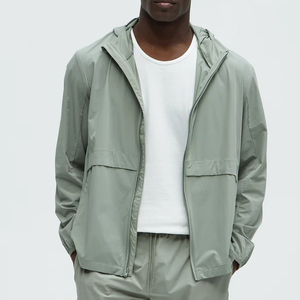 Chaqueta Cortavientos con Capucha para Hombre, Estilo Minimalista, Impermeable, de Alta Calidad, para Uso Urbano Informal, Venta al Por Mayor - Product Image 1