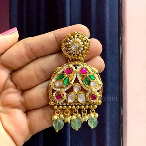 Boucles d'oreilles de créateur glamour avec pierres, boucles d'oreilles pour femmes et filles, pour les soirées, pour les tenues de soirée, mode - Product Image 1