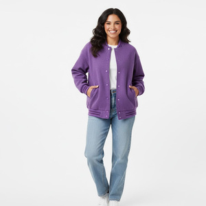 Chaqueta universitaria corta para mujer Proveedor de fábrica OEM Venta al por mayor Estilo de béisbol personalizado Prendas de abrigo informales Moda elegante Piel de oveja - Product Image 1