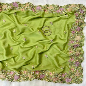 Sari VASTRA COTTAGE Star Georgette avec broderie multi-fils, travail de découpe et chemisier brodé assorti – Tenue de soirée de créateur - Product Image 2