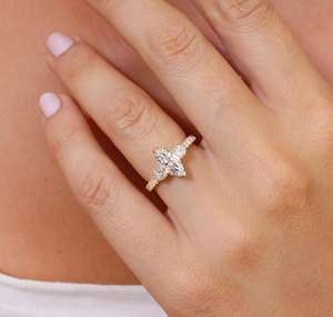 Bague Trilogie Marquise et Moissanite Ronde de 2.54 Carats avec Bague Demi Eternité en Argent Sterling 925 Bague de Fiançailles à Trois Pierres - Product Image 3