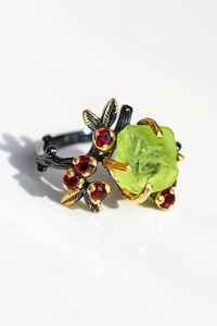 Bague empilable en péridot vert brut certifiée IGI, bijoux de luxe pour mariage, design élégant, port superposé, beauté organique - Product Image 4