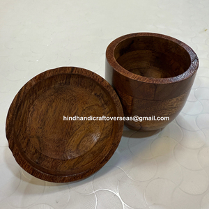 Verre à shot en bois en forme de gland avec couvercle, fabriqué en bois naturel (acacia ou mangue), idéal pour une utilisation alimentaire et comme verre à eau. - Product Image 4