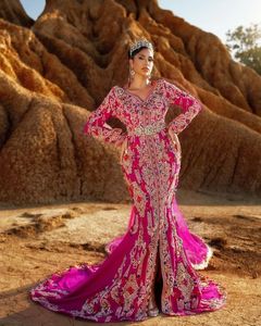 Superbe travail de broderie sur la robe de piste caftan coupée en poisson avec perles de verre en cristal embellies, pierre, séquence, travail dabka @ 2024 - Product Image 1