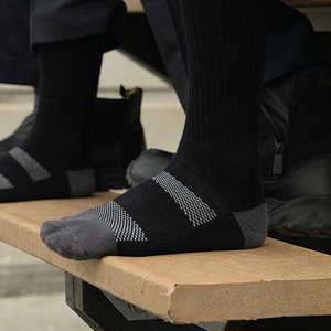 Venta al por mayor de calcetines deportivos para hombre antideslizantes logotipo personalizado tejido antibacteriano característica - Product Image 4