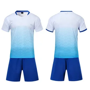 批发高品质足球服，定制设计标志名称和编号足球服