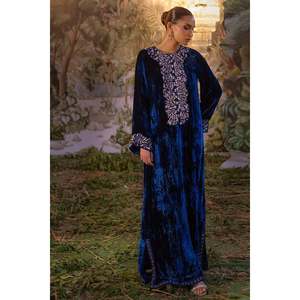 Vestido Eira Hecho a Mano de Terciopelo con Cuello Redondo, Manga Larga, Diseño Sólido, Silueta Recta Elegante y Bordado - Product Image 1