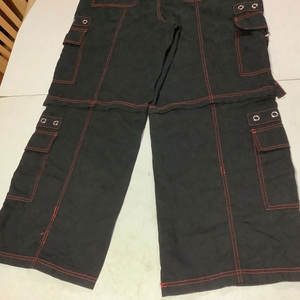 Pantalon cargo baggy gothique noir et rouge zippé pour femme, transformable en short - Product Image 5