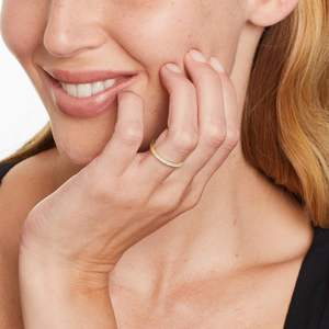 Impresionante y Elegante Anillo de Diamante Moissanite de Acero Inoxidable con Baño de Oro de 14K para Uso Diario - Product Image 3