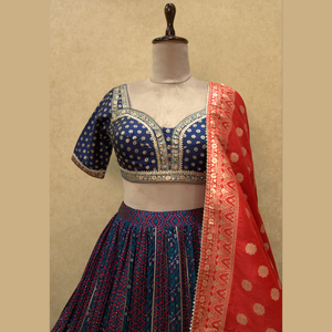 Nouvelle impression écrasée Banarasi Lehenga en bleu avec contraste rouge Duptta parfaitement conçu pour les occasions de mariages approvisionnement de l'Inde - Product Image 2