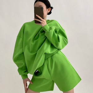 Nuevo Conjunto de Sudadera con Capucha Informal de 2 Piezas para Mujer de Invierno y Pantalones Cortos Lisos, Sudadera con Capucha de Tela de Punto Estampada Personalizada, Teñido Liso - Product Image 1