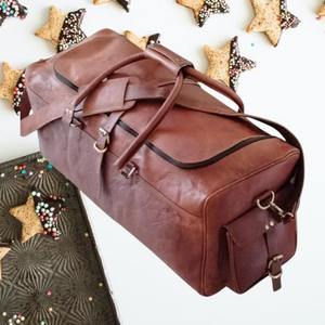 Grand sac polochon vintage unisexe en cuir véritable fait à la main Weekender voyage Logo personnalisé extensible garçons d'honneur cadeau motif bonbon - Product Image 5