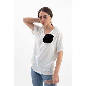 เสื้อยืดคอวีเข็มกลัดลายกุหลาบ - สีดํา