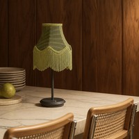 Lampe de chevet élégante sans fil avec abat-jour en tissu vert à pompons pour hôtel boutique, restaurant et décoration intérieure