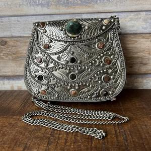 Pochette géométrique élégante en métal argenté avec motif chevron Sac à main de soirée moderne pour fêtes, mariages et événements formels - Product Image 2