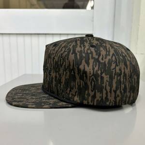 Gorra de 5 Paneles con Visera Plana, Estilo Camuflaje, con Cierre a Presión, Logotipo Personalizado, para Exteriores y Estilo Urbano, Fabricación OEM en Vietnam - Product Image 3