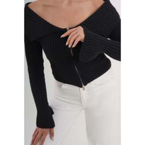 Blusa de Punto Negra para Mujer con Cuello Madonna y Cierre Completo, Disponible para Venta al Por Mayor - Product Image 2