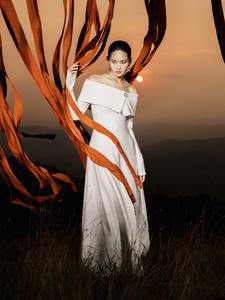 ชุดเดรสแขนยาวเปิดไหล่ผ้าฝ้ายผสมสีขาวสำหรับสตรีโรงงานเวียดนาม - Product Image 2