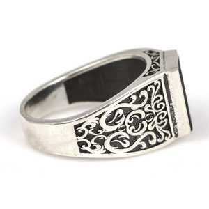 Bague rectangulaire pour homme en argent sterling 925, pierre onyx noir sertie clos, plaqué rhodium, bijoux pour usage quotidien, certifiée IGI - Product Image 2