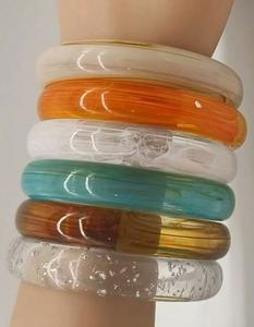 Brazaletes de Resina Impermeables de Diseño para Mujer con Colores Personalizados y Textura Pulida para un Estilo Elegante en el Brazo - Product Image 4