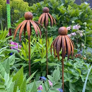 Piquets de jardin en métal à motifs floraux créant de belles décorations extérieures pour une aménagement paysager saisonnier et dynamique de la maison - Product Image 2