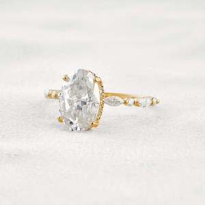 Anillo de Bodas de moissanita ovalada con halo oculto de plata 925 elegante diseño elegante para ella - Product Image 3