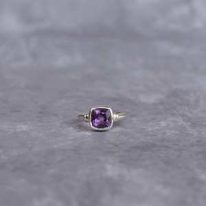 Bague en améthyste taillée sur coussin de style vintage pour femmes, bijoux de fête de mariage en Quartz violet uniques faits à la main en argent Sterling - Product Image 1