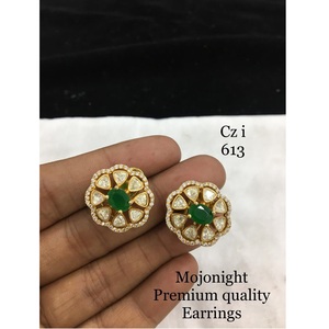 ต่างหูแบบยาวของนักออกแบบ Kundan มีรายละเอียดเกี่ยวกับหินที่ดีที่สุดสำหรับงานแต่งงานและโอกาสพิเศษในการขาย - Product Image 5