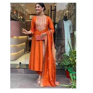 Pure Chanderi Silk Última Impresión digital con exclusivo bordado automático pesado Tendencia Salwar Kameez Girls Partywear Collection - Product Image 1