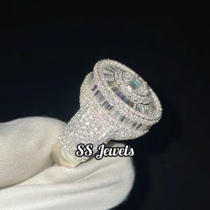 เครื่องประดับเงินแท้ 925 ชุบโรเดียม สไตล์ฮิปฮอป ประดับเพชรโมอิสซาไนต์ VVS แบบ Iced Bustdown ทรงบาแกตต์ ฝังแบบ Channel Setting น้ำหนัก 15 กรัม เหมาะสำหรับเป็นของขวัญวันครบรอบ - Product Image 3