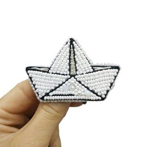 Broches brodées de perles de rocaille vintage personnalisées de conception D Broches perlées élégantes pour les occasions de mariage et d'enfants - Product Image 5