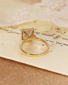Bague de fiançailles et de mariage solitaire en or jaune 14K, 2,00 carats, taille radiant, sertie clos, vintage, VS1, ornementée de pierres cultivées en laboratoire, idéale pour les fêtes et les anniversaires - Product Image 5
