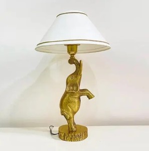 Lámpara de mesita de noche contemporánea de lujo para habitación de hotel, diseño único con fuente de alimentación CC/CA y base de bombilla E14/E26 para una decoración elegante - Product Image 4