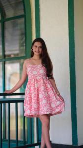 Robe mi-longue à imprimé floral pour femme avec col carré à bretelles au-dessus du genou/mi-cuisse rose et blanc Design à plusieurs niveaux - Product Image 6