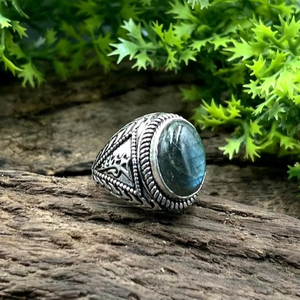 Anillo de plata alemana con labradorita chapada en rodio, joyería hecha a mano con engaste de bisel, anillo moderno unisex. - Product Image 2