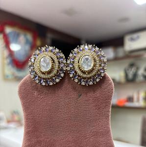 Magnifiques boucles d'oreilles en or plaqué de haute qualité, style moderne, look Kundan, pour les mariages, les fêtes, les collections pour femmes et filles - Product Image 1