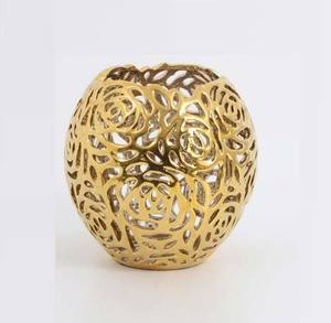 Vase de table en aluminium avec finition dorée de bonne qualité, centre de table vintage pour l'intérieur et l'extérieur. - Product Image 1