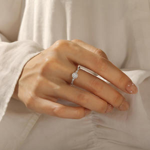 Bague de mariage Jeulia personnalisée en diamant rond avec sertissage pavé en platine - Product Image 3