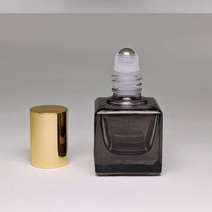 Envase cuadrado de vidrio negro de 5ml con producto de embalaje e impresión Rollon Premium - Product Image 1