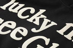 Sudadera con Capucha de Forro Polar Negro para Hombre, Corte Regular, con Estampado Digital Bordado y Diseño de Hombros Caídos - Product Image 2